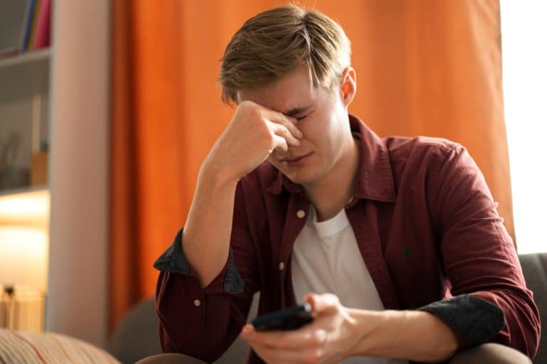 adolescente sofrendo de tiro medio sendo cyberbullying