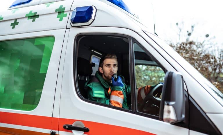 medico jovem profissional e confiante com ambulancia