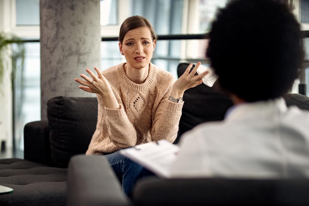mulher incerta se comunicando com seu psicoterapeuta no consultorio medico