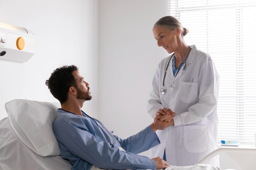 paciente do sexo masculino doente na cama conversando com uma enfermeira